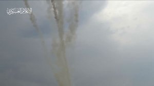 Арабские ресурсы публикуют новые кадры залпов неуправляемых ракет по территории Израиля.