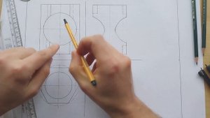 Три проекции шестигранной призмы обрезанной двумя пересекающими ее цилиндрами разных диаметров