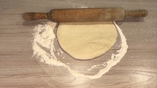 Домашняя пицца с ветчиной и грибами.