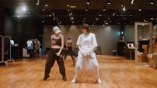 Lili's Film | City girl's Blackpink Lisa Dance practice video |Lalisa Manoban being herself ? смотреть онлайн