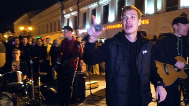 Уличное выступление музыкальной группы Дабро