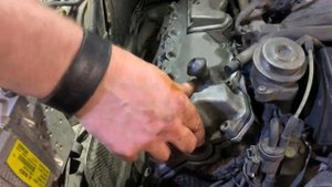 W211.замена прокладок клапанных крышек и шлангов вентиляции картера