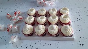 Украшаю пирожные кремом.