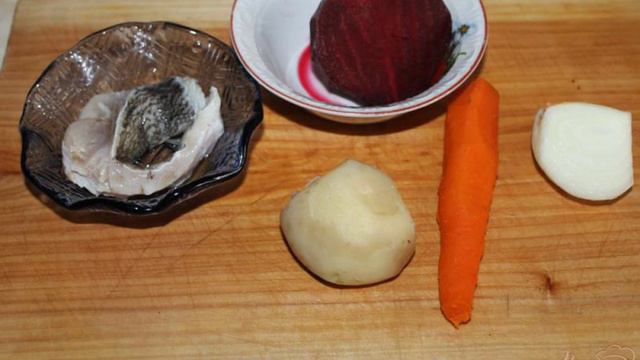 Салат с маринованным толстолобиком и зеленым горошком