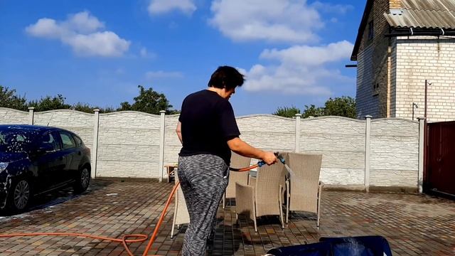 Моем садовые стулья шлангом на улице смотреть онлайн