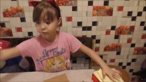 Лайфхак: пробуем сложить футболку с помощью КАРТОНА  VIKIPLAY