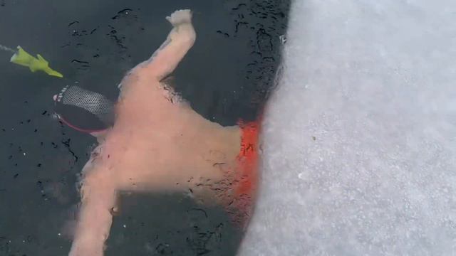 Рекорд РБ, плаваем ПОДО ЛЬДОМ ✊ смотреть онлайн