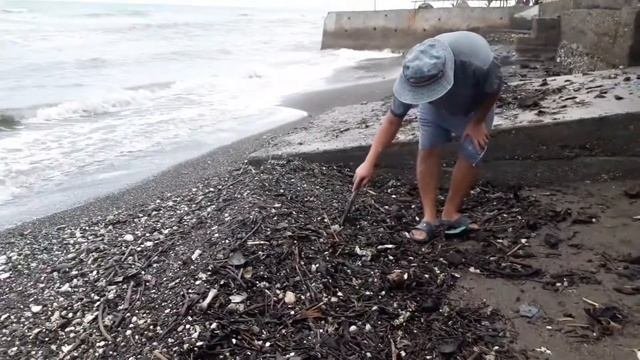 Looking For Shells After Storm Near House In Cebu Catmon /Cобираю ракушки после шторма на Филиппина