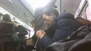 ПРИКОЛ))) - ПАРЕНЬ ВЯЖЕТ СПИЦАМИ В МЕТРО