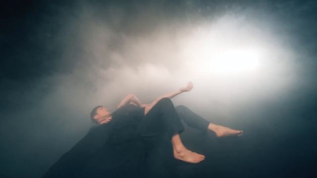 [THE 8 Contemporary ART] 徐明浩 THE 8 - 那幕 (Falling Down) смотреть онлайн