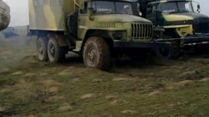 Автомобили Камаз и Урал буксуют в грязи