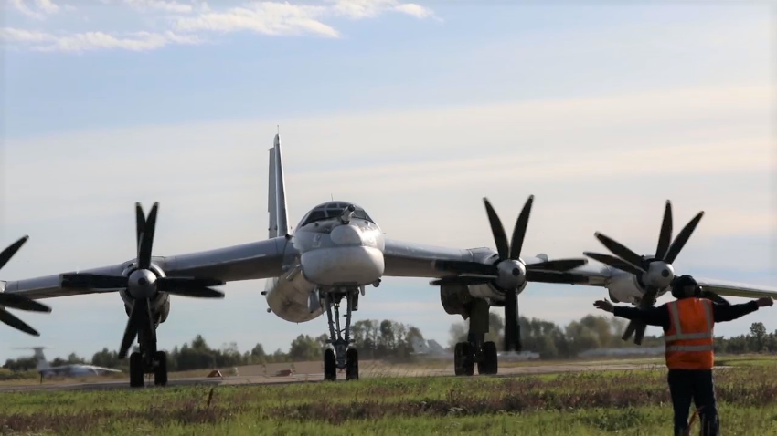 Два ракетоносца Ту-95МС провели плановый полет над Японским морем