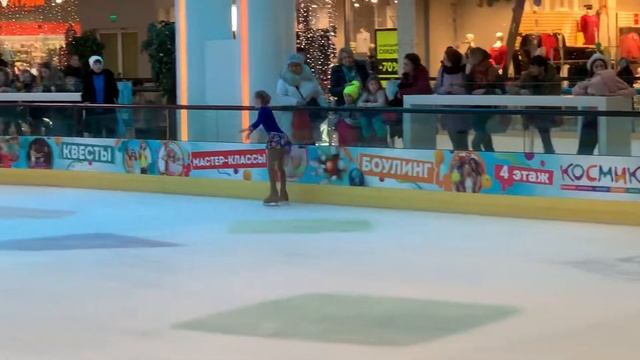 Аришка Белова. Показательные выступления / Юный фигурист продвинутый. 15 декабря 2018 смотреть онлайн