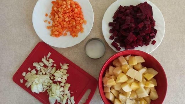 Горячий свекольник с говядиной и картофелем