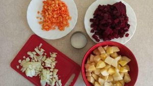 Горячий свекольник с говядиной и картофелем
