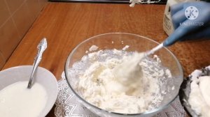 Сметанный крем. Крем всегда густой из любой сметаны. Это очень просто.