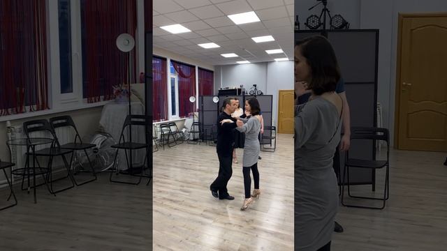 Девушка слева, девушка справа - урок для начинающих «торерос». #tango #урокитанго  #танго