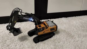 экскаватор на пульте управления