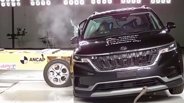 All New Kia carnival vs old Kia carnival crash test. смотреть онлайн