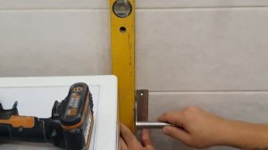 Как установить держатель для туалетной бумаги?