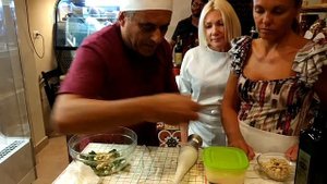 Готовим Соус Песто для Пасты в Риме: Кулинарный Мастер-Класс с Итальянским Шеф-Поваром