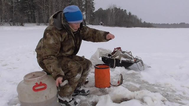 Зимняя Рыбалка 2021 - 2022 на Окуня и Налима! Клюёт так что Устают Руки! смотреть онлайн