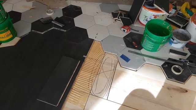 ?Укладка инженерной доски.С подрезкой под шестигранную плитку.Львов.Укладання паркетної дошки,Львiв смотреть онлайн