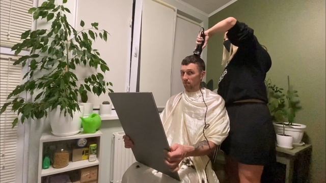 КАК ПОДСТРИЧЬСЯ ДОМА ПОД МАШИНКУ | СТРИЖКА НА КАРАНТИНЕ | ССОРА С ЖЕНОЙ | СМЕШНОЕ ДОМАШНЕЕ ВИДЕО смотреть онлайн