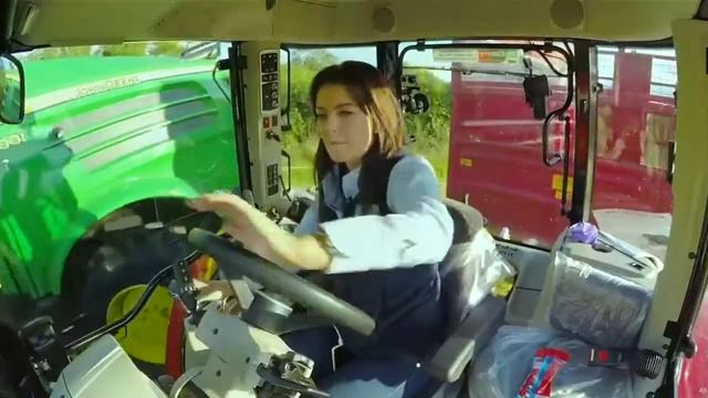 Невероятная ДЕВУШКА за рулем ТРАКТОРА Настоящий Тракторист Оценит! смотреть онлайн