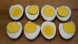 Варю ЯЙЦА и готовлю из них ЗАКУСКУ, которую сметут первой с праздничного стола! Вкусный рецепт