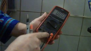 Как с помощью мультиметра ,не имея индикаторной отвертки определить фазу и ноль в розетке!