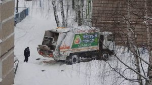 Мусоровоз застрял в снегу у дома 16 по улице Степана Разина