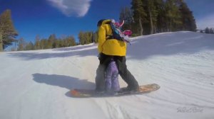 3 летний ребенок катается на сноуборде