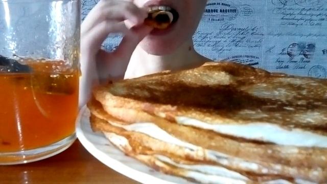 MUKBANG PANCAKES WITH APRICOT JAM МУКБАНГ БЛИНЫ С АБРИКОСОВЫМ ВАРЕНЬЕМ смотреть онлайн