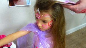 Играем с детской косметикой Делаем макияж и прически для девочек