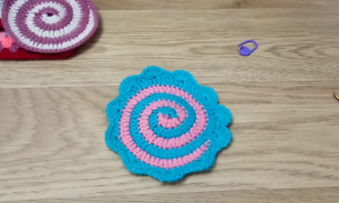 Круглая Двухцветная Спираль крючком. Вяжется легко и быстро, получается очень красиво и необычно