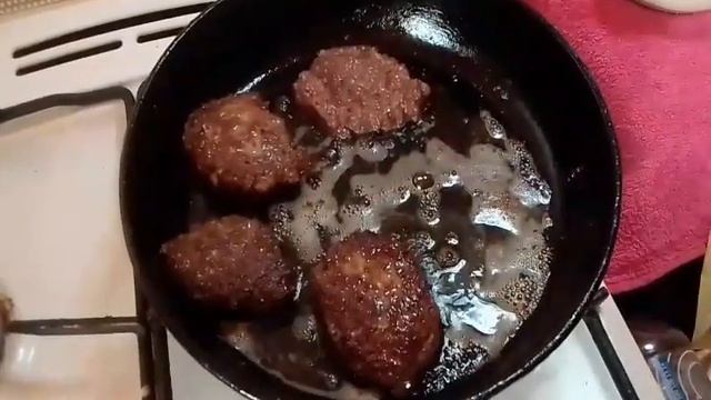 Завтрак, обед и ужин быстро!!! Готовим оладьи из козей печени и толчёный картофель. смотреть онлайн