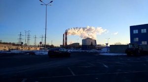 Дым из трубы ТЭЦ, подсвечивается снизу солнцем.