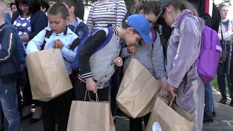 Лекарства, медоборудование, игрушки и одежду передали детям под Мариуполь и в Донецк