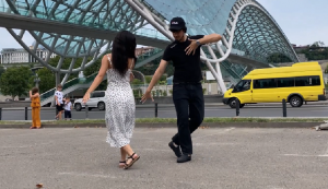 Девушки Танцуют Супер С Парнями Около Моста В Тбилиси Лезгинка 2022 Туфли Муфли Чеченская ALISHKA