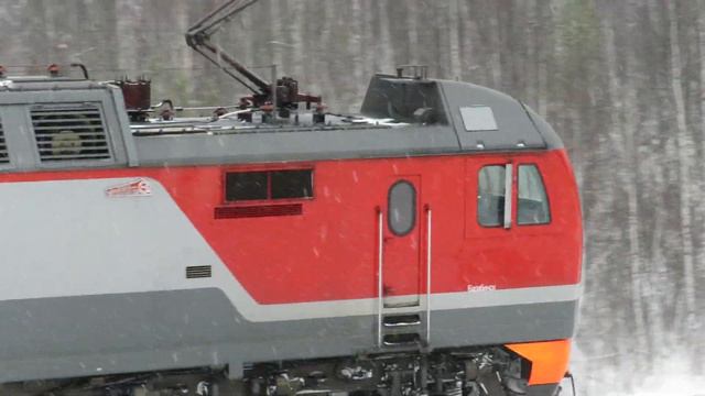 Одинокий электровоз ЭП2К-163 на перегоне смотреть онлайн