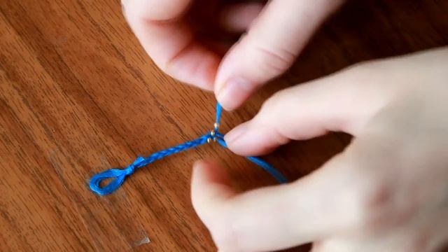 DIY: Фенечка из мулине и бисера / Очень простой браслет косичка за 5 минут