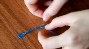 DIY: Фенечка из мулине и бисера / Очень простой браслет косичка за 5 минут