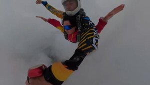 Прыжок с парашютом в тандеме сквозь облака к земле. Skydivenn.ru