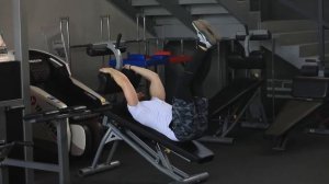 Подъем ног в тренажере лежа|Разбор техники упражнений