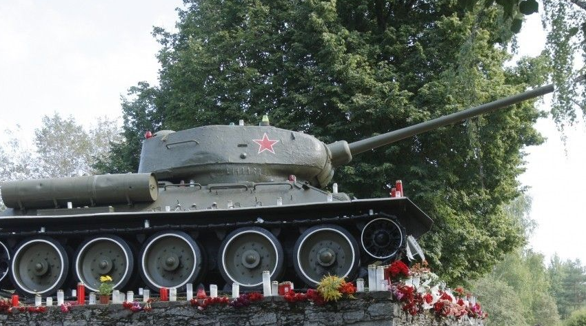 В эстонской Нарве приступили к сносу памятника советскому танку Т-34