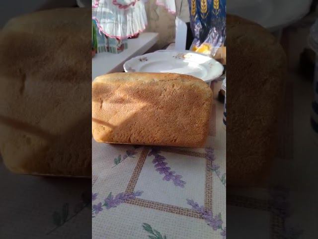Свежеиспечённый,хрустящий ещё теплый,домашний хлеб...соседи угостили...С Широкой Масленицей!
