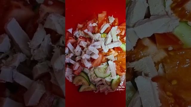 салат с пекинской капустой ,овощами и мясом