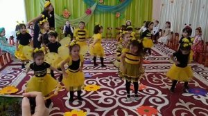 Танец пчёлок малышки