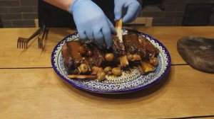 Запеченные говяжьи ребра с соусом из чеснока и красного вина.